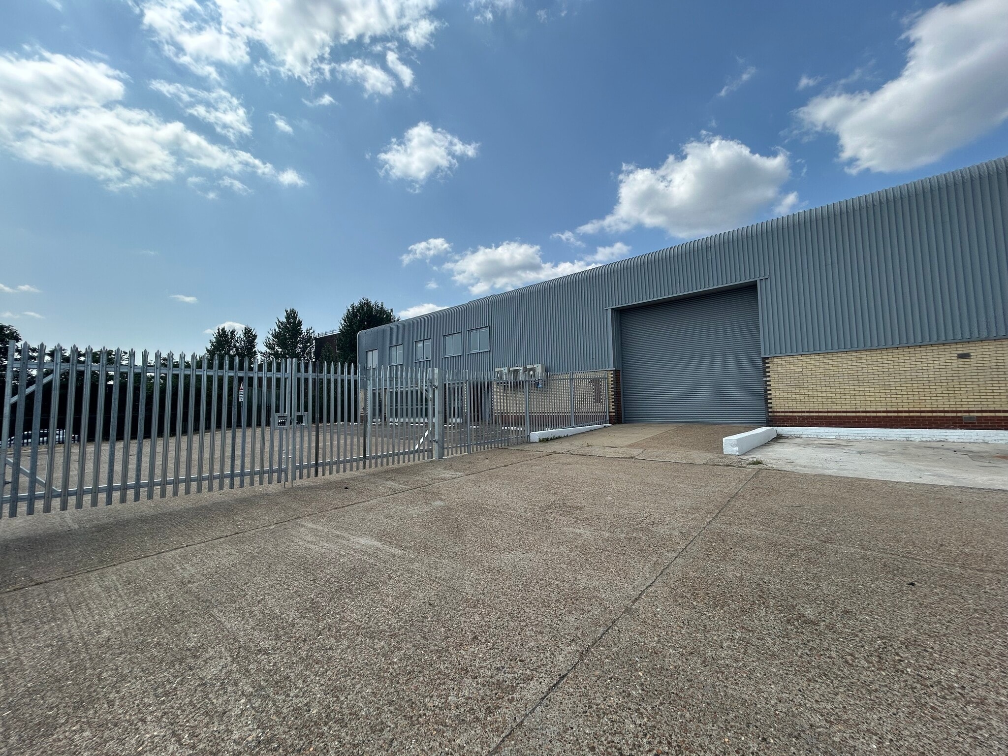 Slade Green Rd, Erith to rent Primary Photo- Image 1 of 10