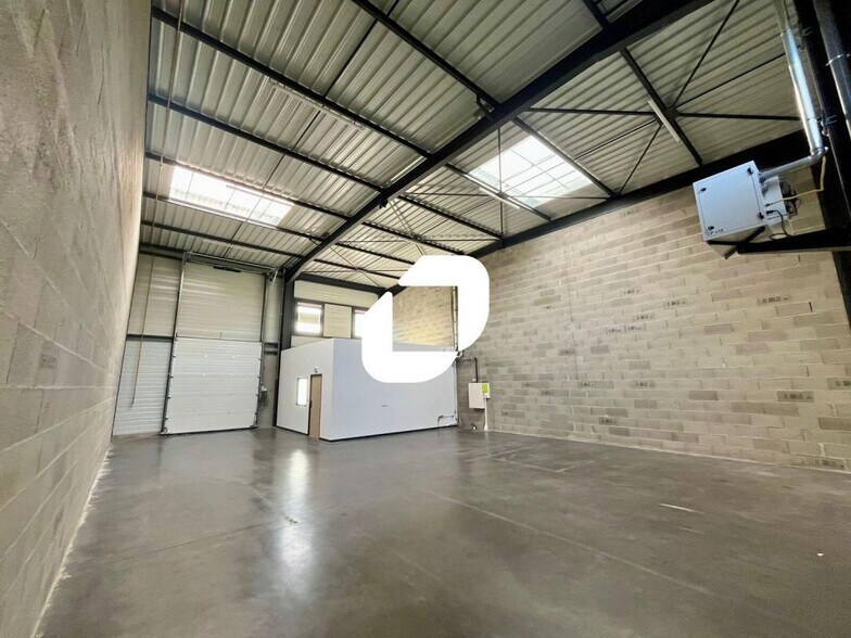 Light Industrial in Meyzieu to rent - Interior Photo - Image 1 of 10
