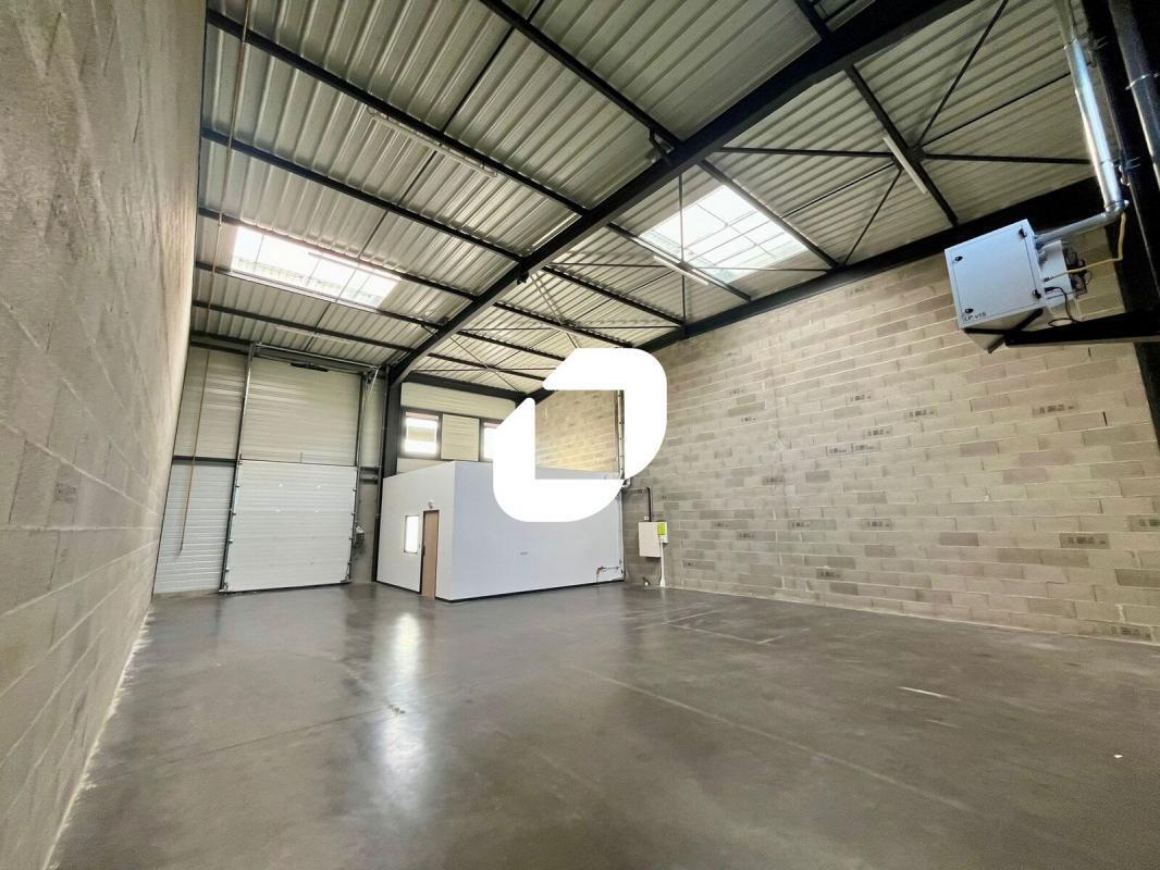 Light Industrial in Meyzieu to rent Interior Photo- Image 1 of 11