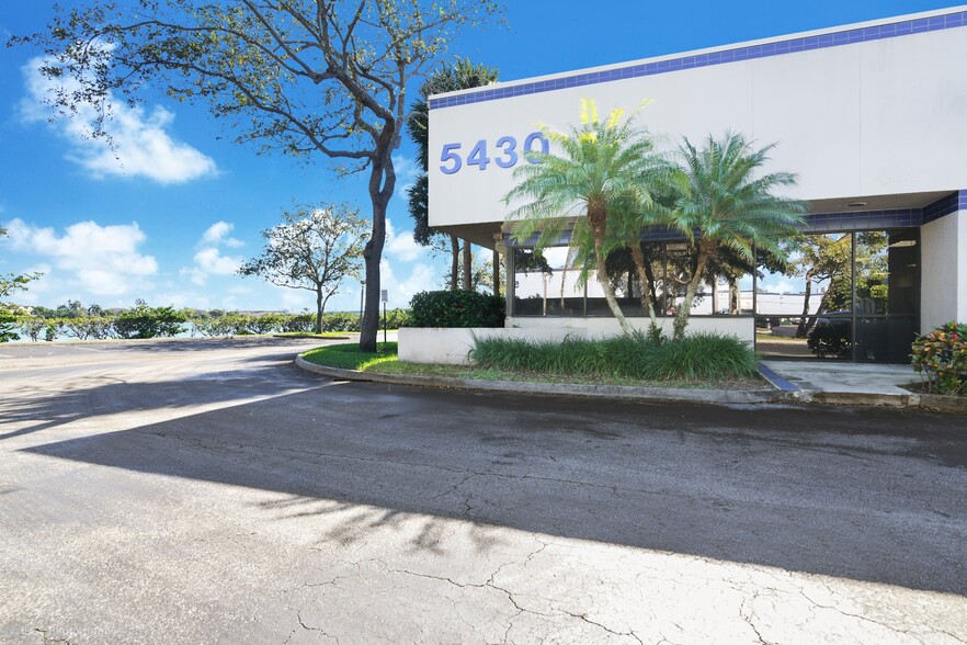 5410-5430 NW 33rd Ave, Fort Lauderdale, FL for rent - Building Photo - Image 2 of 5