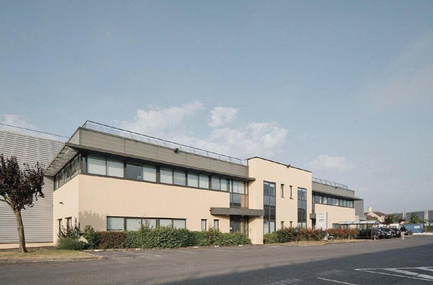 Industrial in Le Mesnil-Amelot to rent - Building Photo - Image 2 of 14