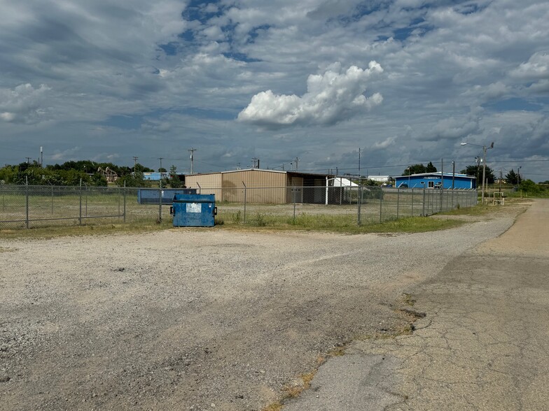 1001 N Little Ave, Cushing, OK for rent - Building Photo - Image 3 of 4