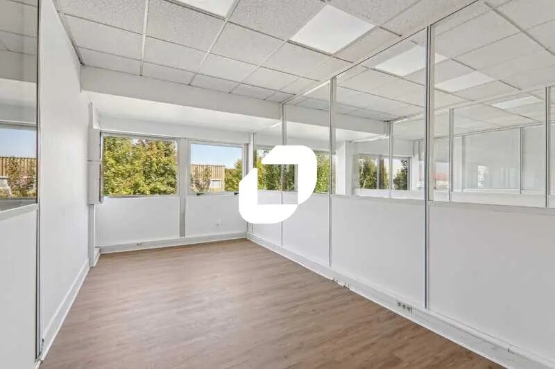 13 Avenue Des 3 Peuples, Montigny-le-Bretonneux to rent - Interior Photo - Image 3 of 18