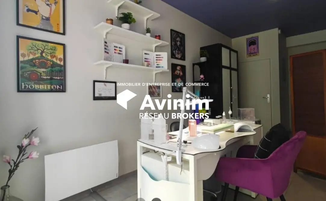 Retail in Bron to rent Interior Photo- Image 1 of 3