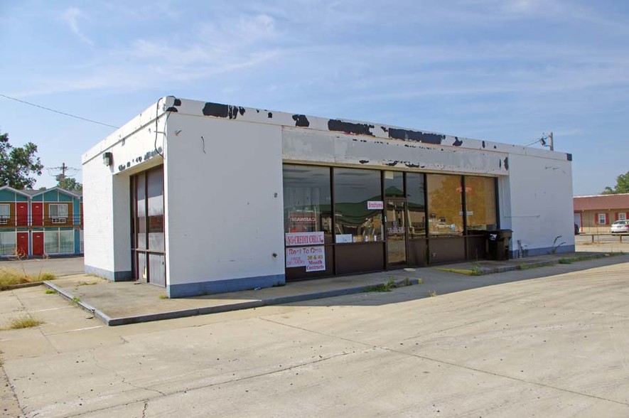 708 W Main St, Benton, IL for sale - Building Photo - Image 3 of 4