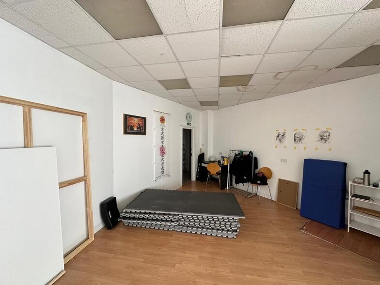 1-40 Village Sq, Brighton to rent - Building Photo - Image 3 of 9