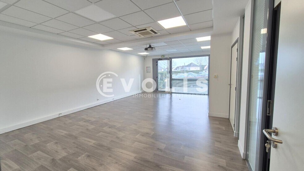 Office in Magny Le Hongre for sale - Building Photo - Image 3 of 20
