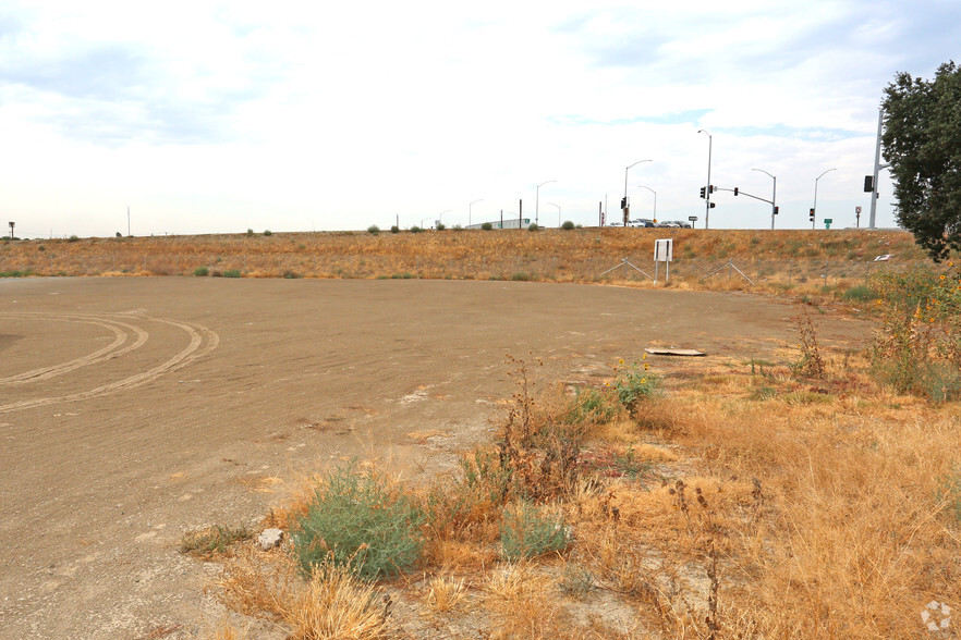 10555 12th Ave, Hanford, CA for rent - Building Photo - Image 2 of 4