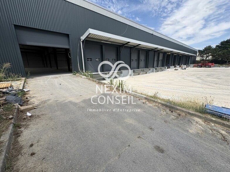 Industrial in Goussainville to rent - Building Photo - Image 2 of 8
