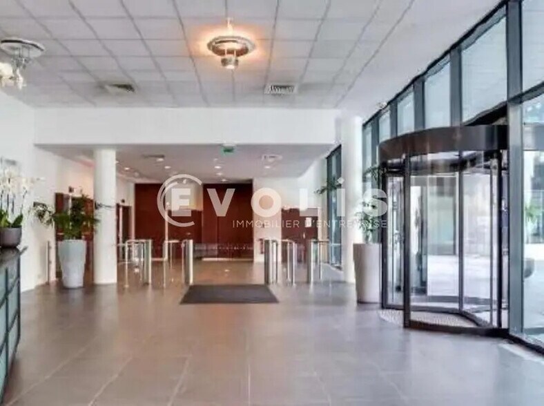23 Avenue Carnot, Massy to rent - Lobby - Image 2 of 8