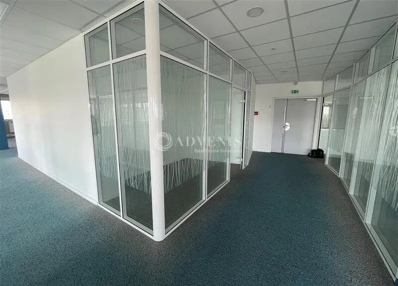 Office in Tremblay-en-France to rent - Interior Photo - Image 2 of 12