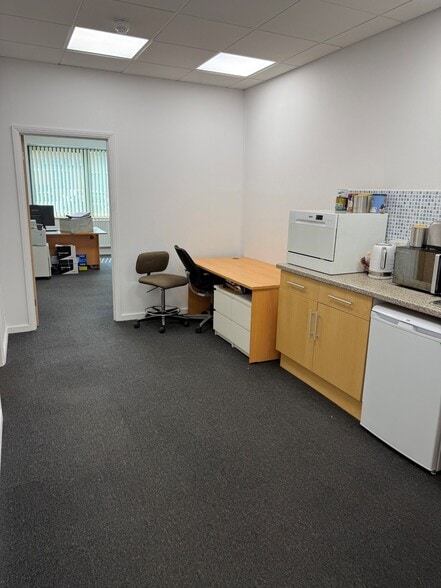 4-6 Stanhope Gate, Camberley to rent - Building Photo - Image 3 of 4