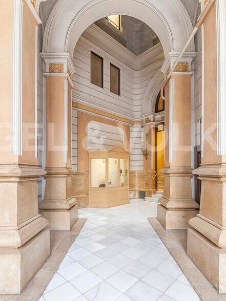 Office in Barcelona, Barcelona to rent - Building Photo - Image 2 of 2