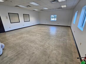 6402 Corporate Dr, Indianapolis, IN to rent Interior Photo- Image 1 of 5