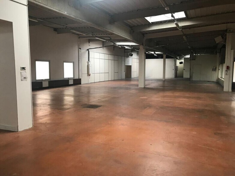 Industrial in Trappes to rent - Building Photo - Image 2 of 5