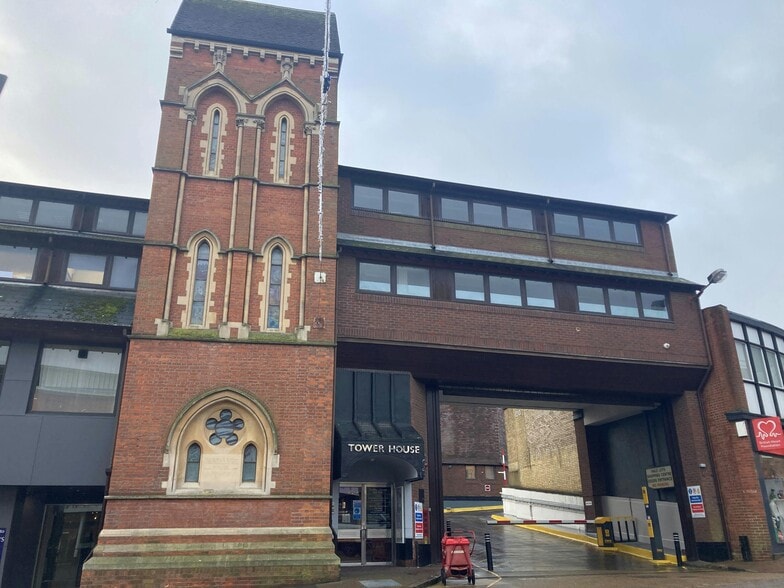 High St, Aylesbury to rent - Building Photo - Image 1 of 5