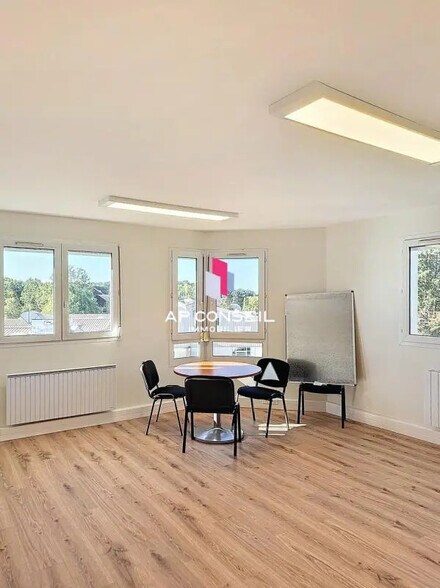 Office in Rambouillet to rent - Interior Photo - Image 2 of 7
