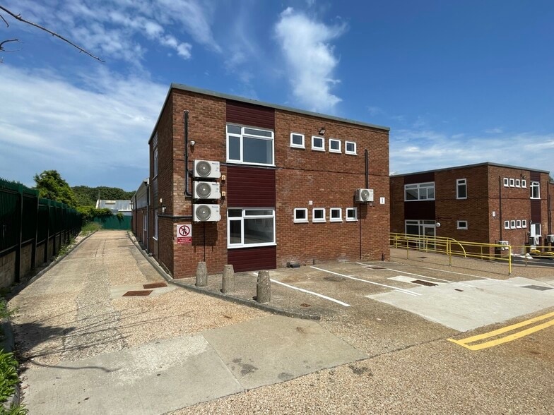 1 Mace Ln, Ashford to rent - Building Photo - Image 2 of 18
