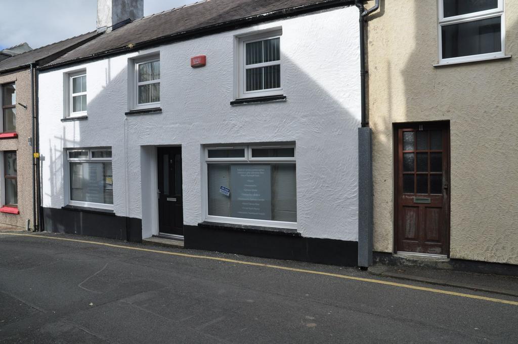 9 Market St, Amlwch to rent Building Photo- Image 1 of 2