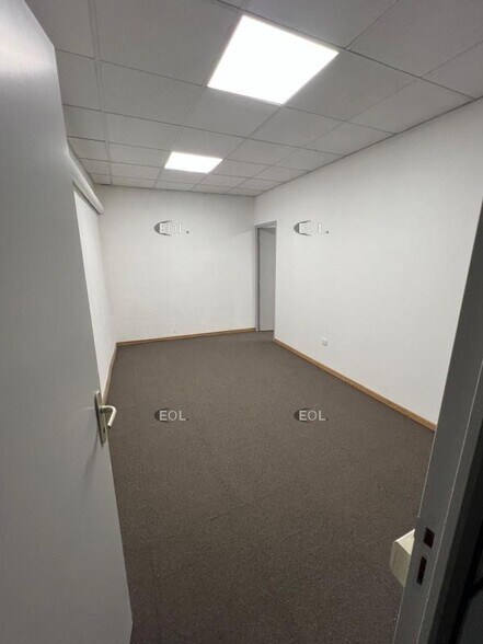 Light Industrial in Marseille to rent - Interior Photo - Image 3 of 8