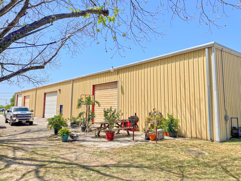 11722 Fischer Rd, Von Ormy, TX for sale - Primary Photo - Image 1 of 1