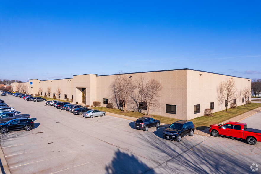 1920-1970 S Calhoun Rd, New Berlin, WI for rent - Building Photo - Image 1 of 7