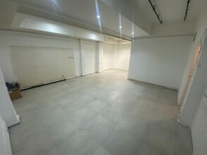 Retail in Madrid, Madrid to rent Interior Photo- Image 2 of 4