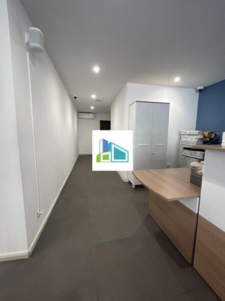 Retail in Marseille to rent - Interior Photo - Image 1 of 13
