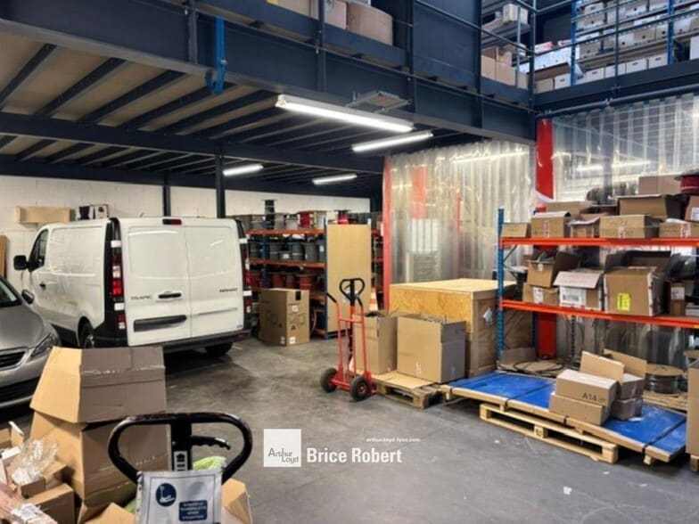 Light Industrial in Vaulx En Velin to rent - Interior Photo - Image 2 of 8