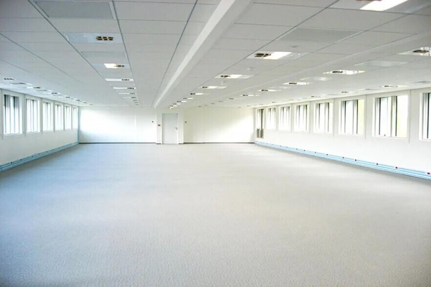 4 Avenue Pablo Picasso, Nanterre to rent - Primary Photo - Image 1 of 11