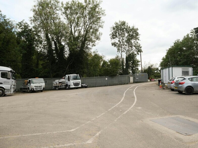 Birtley Green, Guildford to rent - Building Photo - Image 3 of 3