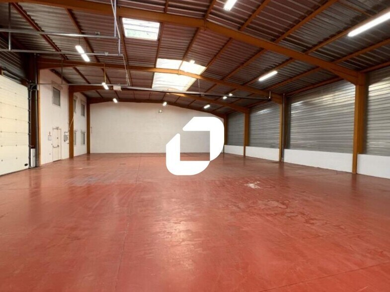 Light Industrial in Vénissieux to rent - Building Photo - Image 2 of 9