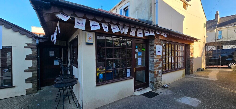 158 Fore St, Saltash to rent - Building Photo - Image 2 of 12