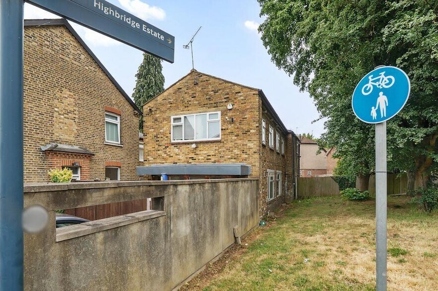 40 New Windsor St, Uxbridge for sale - Building Photo - Image 1 of 14