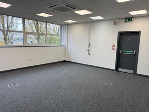 Deer Park Rd, Northampton to rent Interior Photo- Image 2 of 2