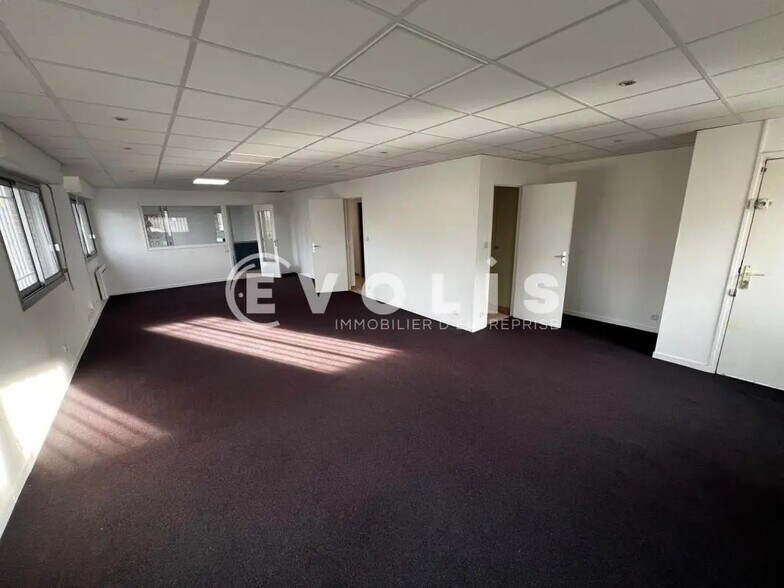 Office in Lisses to rent - Interior Photo - Image 1 of 8