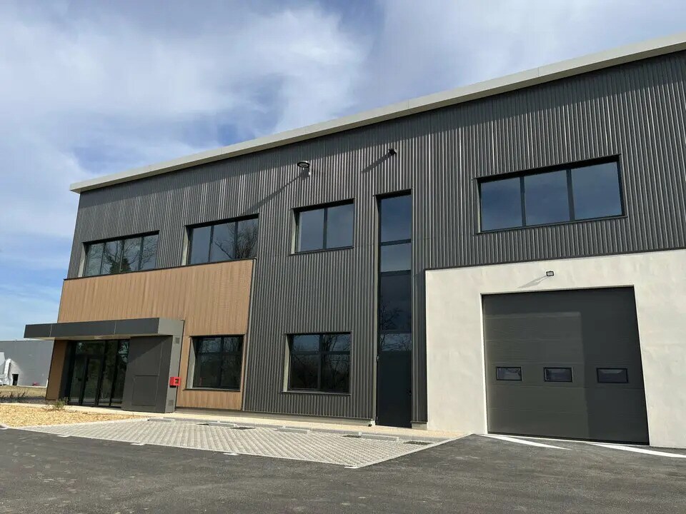 Light Industrial in Saint-Priest to rent Building Photo- Image 1 of 19