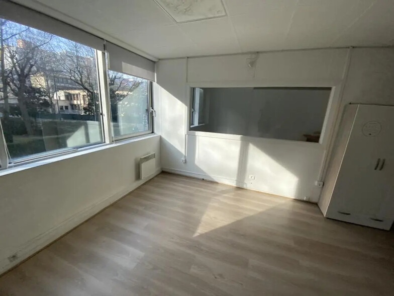 Office in Pantin to rent - Building Photo - Image 2 of 7