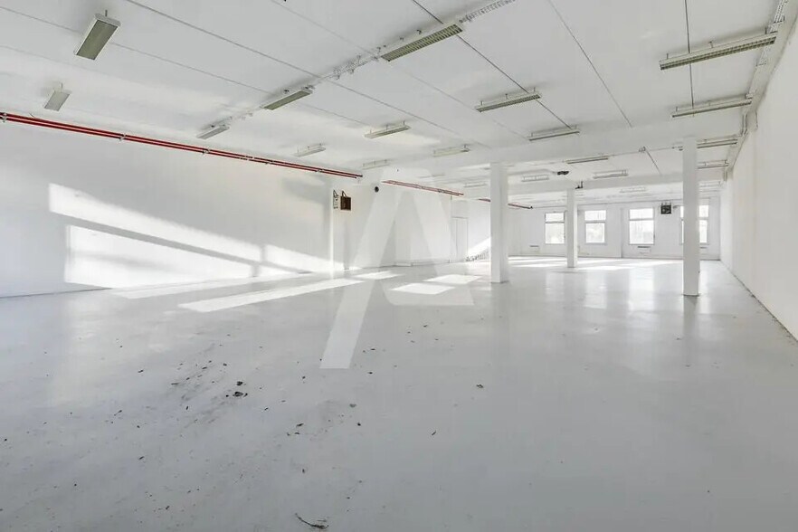 Light Industrial in Les Ulis to rent - Building Photo - Image 2 of 4