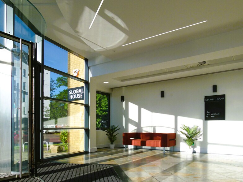 High St, Crawley to rent - Interior Photo - Image 1 of 5