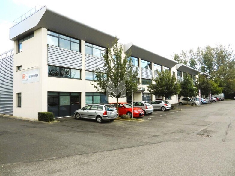Light Industrial in Saint-Pierre-du-Perray to rent - Building Photo - Image 2 of 9