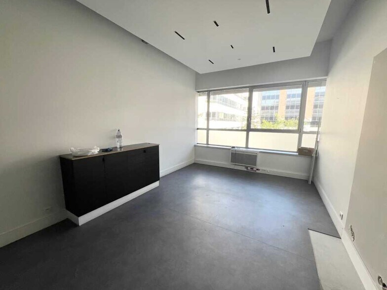 Light Industrial in Paris to rent - Interior Photo - Image 3 of 5