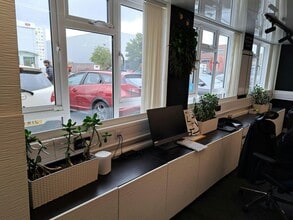 Glebeland Rd, Camberley to rent Interior Photo- Image 2 of 3