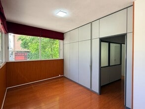 Retail in Barcelona, Barcelona to rent Interior Photo- Image 2 of 14