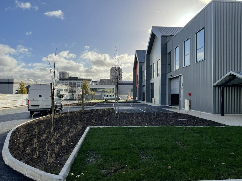 Office in Gennevilliers to rent - Building Photo - Image 2 of 9