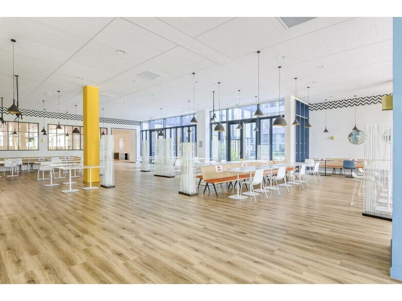 47 Boulevard Ornano, Saint-Denis to rent - Building Photo - Image 3 of 8