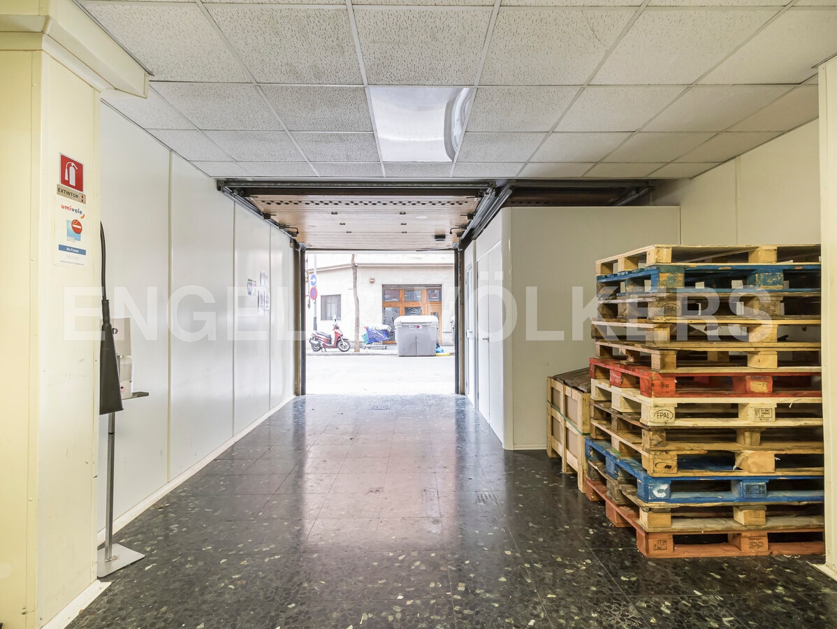 Barcelona, BAR 08025 - Unit 01 -  - Interior Photo - Image 1 of 31