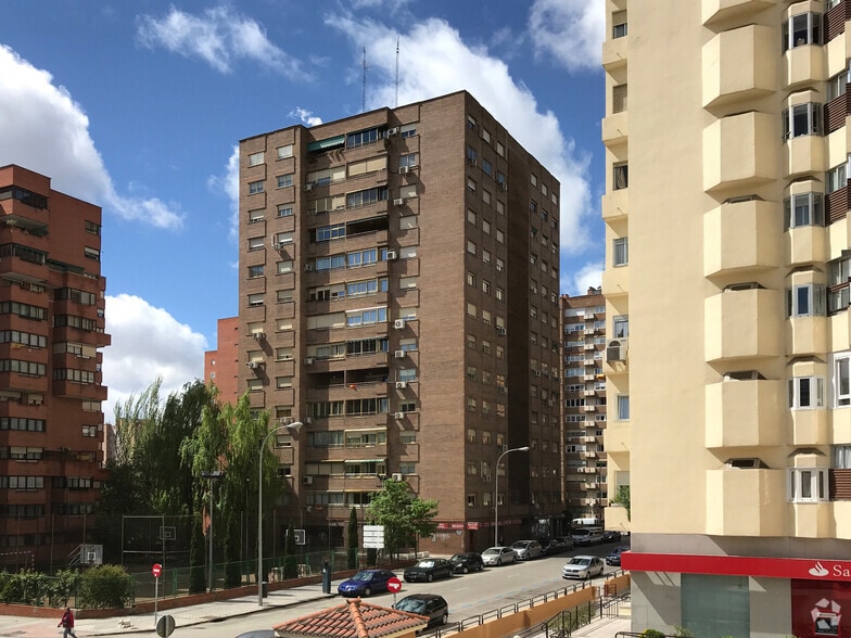 Calle de Sangenjo, 16, Madrid, Madrid to rent - Building Photo - Image 2 of 2