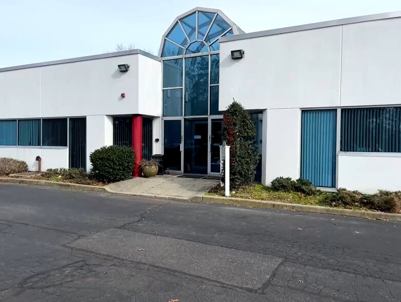 300 Corporate Plz, Islandia, NY for sale - Building Photo - Image 1 of 11