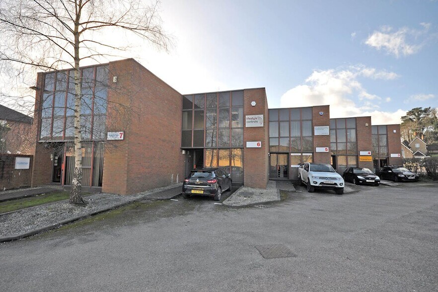 The Flyers Way, Westerham to rent - Building Photo - Image 1 of 3